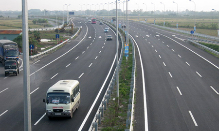 Vào lúc này, miền Bắc mới chỉ có tuyến Hà Nội-Hải Phòng theo quốc lộ 5B là có tốc độ xe cho phép 120km/giờ.